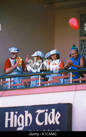 Goa parade de carnaval-acclamé par un public d'un balcon Banque D'Images