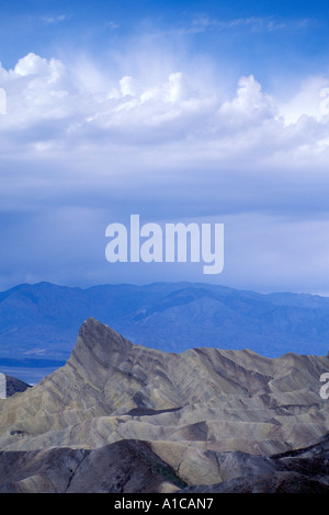 Storm clouds over Death Valley National Park désert à Zabriskie Point rock formation in California United States of America Banque D'Images