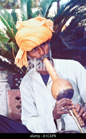 Charmeur de serpent indien- une attraction touristique stéréotypées sur les rues indiennes. Delhi, Inde Banque D'Images