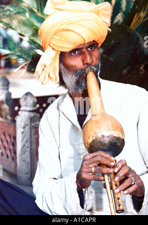 Charmeur de serpent indien- une attraction touristique stéréotypées sur les rues indiennes. Delhi, Inde Banque D'Images