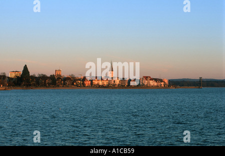 Friedrichshafen dans le coucher du soleil, le lac de Constance (Bodensee) Bade-wurtemberg Allemagne Banque D'Images