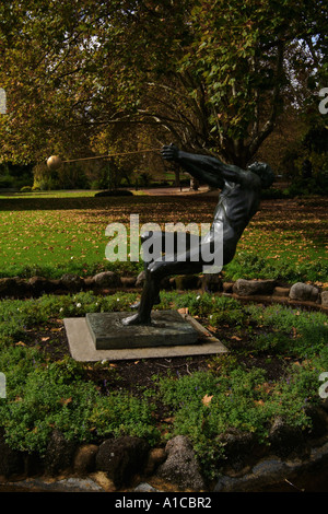 Sculpture dans le parc appelé Pathfinder par John Robinson à Melbourne, Australie Banque D'Images