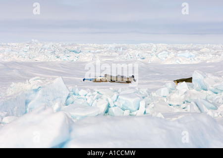 Hopson un camp de chasse à la baleine printanière sur une casserole plate de glace au-dessus de la mer gelée des Chukchi au large de point Barrow Arctic Alaska Banque D'Images