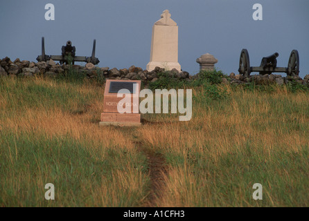 Monument à la Caroline du Nord des troupes de l'armée d'Confderate repose à quelques mètres de l'Union européenne Cannon sur la crête de cimetière à Gettysburg. Banque D'Images