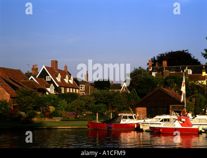 Boats on river Waveney à Beccles dans Suffolk au Royaume-Uni (Moyen format) Banque D'Images