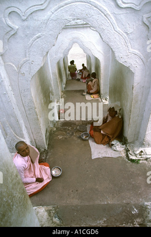 Myanmar Birmanie Mingun moniales faisant appel à l'aumône sur les étapes de la Pagode Hsinbyume Banque D'Images