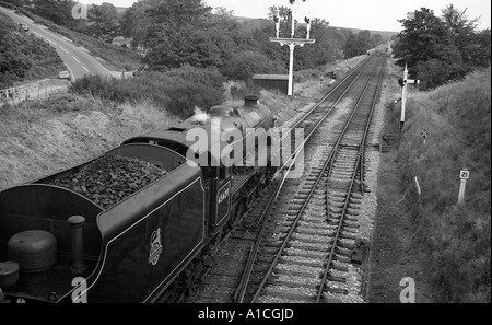 Loco vapeur avec le train en sortant de la gare de Goathland sur le North Yorkshire Moors railway. Banque D'Images