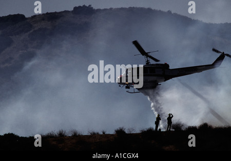 L'eau chute d'hélicoptère/sur un feu de broussailles ignifuges dans les collines de Burbank, Californie Banque D'Images