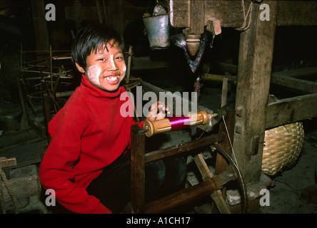 Mandalay Birmanie Myanmar bobinage de canette sur soie fille à Acheik Lunyargyaw factory Banque D'Images