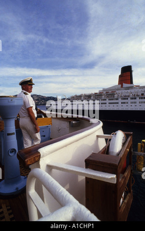 Officier de l'MS Amsterdam comme il navigue à proximité d'un autre navire dans le port. Banque D'Images