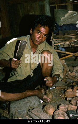 Myanmar Birmanie Mandalay artisanat sculpteur sur bois sculpture tête Winn Myint marionnettes Banque D'Images
