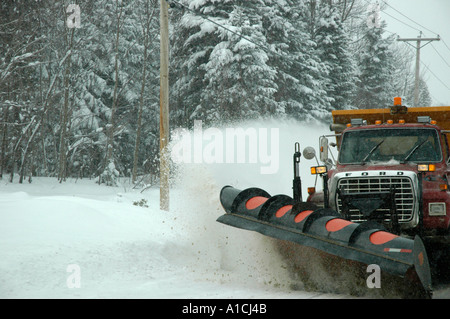 Chasse-neige nettoyer les routes après tempête majeure dans la province de Québec, Canada Banque D'Images