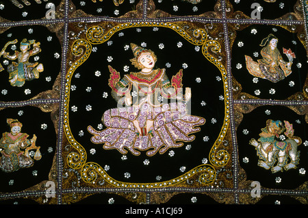 Myanmar Birmanie artisanat textile tapisserie haute qualité en cours astrologique Mandalay cour figure Banque D'Images