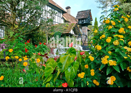 Jardin anglais et pigeonnier Ye Olde Smokehouse Hotel Cameron Highlands Malaisie Banque D'Images