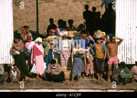 Mandalay Birmanie Myanmar rivière Irrawaddy Ayeyarwady passagers en attente d'des ferry-boat Banque D'Images