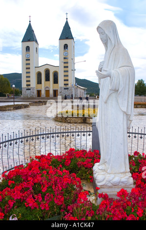 Bosnie Herzégovine Medjugorje St James Church et statue de Vierge Marie Banque D'Images