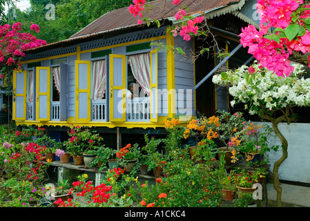 Maison en bois sur pilotis avec volets village malais Pulau Pangkor Island Malaisie Banque D'Images