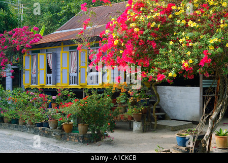 Maison en bois sur pilotis avec volets village malais Pulau Pangkor Island Malaisie Banque D'Images