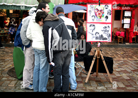 Foule autour de l'artiste caricature à Montmartre Banque D'Images