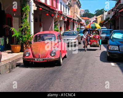 Vieux rouge décoré de Volkswagen et de pousse-pousse vélo Chinatown de Malaisie Malacca Banque D'Images