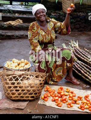 Femme africaine tomate vente au bord de la s Banque D'Images