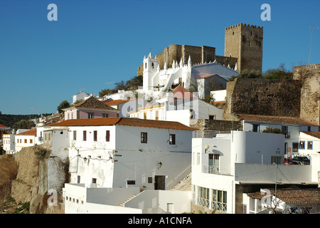 Le Château Maure et eglise de Matriz Mertola Baixo Alentejo Portugal europe Banque D'Images