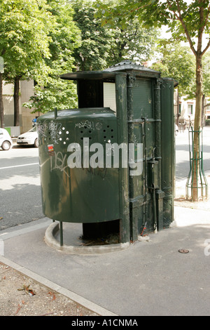 Toilettes publiques pissoir original traditionnel dans la rue à Paris France Banque D'Images