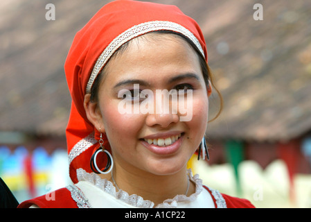 Jeune femme en costume de mariage traditionnel Malaisie Malacca Banque D'Images