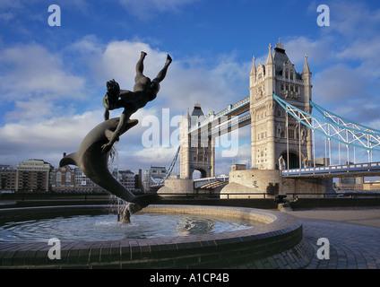 TOWER BRIDGE LONDRES AVEC BOY ON A DOLPHIN STATUE EN PREMIER PLAN UK Banque D'Images