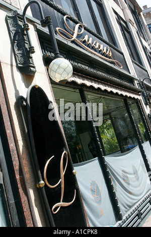 Un luxe de style Sécession magasin sur rue Vorosmarty ter à Budapest Hongrie Banque D'Images