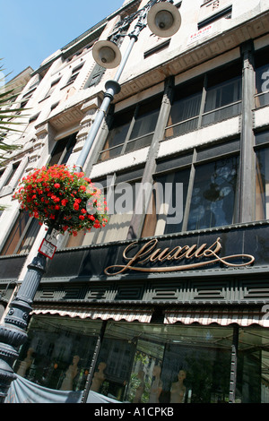 Un luxe de style Sécession magasin sur rue Vorosmarty ter à Budapest Hongrie Banque D'Images