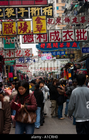 Des foules de gens shopping au Marché des Dames sur Tung Choi Street dans le quartier de Mongkok, Kowloon, Hong Kong, Chine Banque D'Images