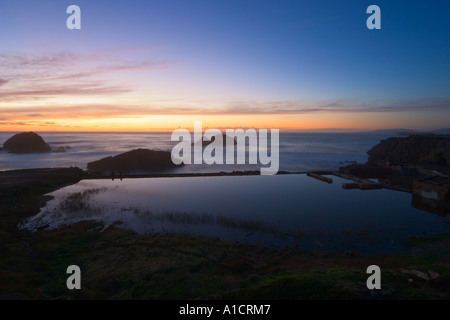 Crépuscule sur les ruines de Sutro baignoire et l'océan Pacifique ci-dessous Cliff House, San Francisco, California, USA Banque D'Images