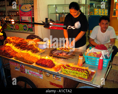 Biftecks de boeuf et poulet brochettes d'ananas chili Thaïlande Bangkok Banque D'Images