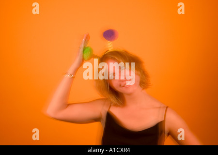 Jeune femme blonde portant des boules de pompom sur la tête. Banque D'Images