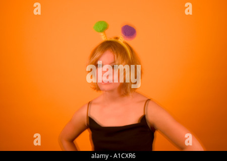 Jeune femme blonde portant des boules de pompom sur la tête. Banque D'Images