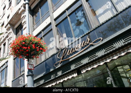 Un luxe de style Sécession magasin sur rue Vorosmarty ter à Budapest Hongrie Banque D'Images