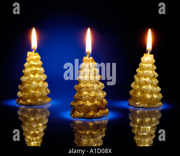 Les lumières de Noël trois allume les bougies pour arbres de Noël artistique conceptuel still life Banque D'Images