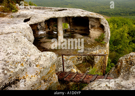 Grotte de pont coupé en Eski-Kermen rock la Crimée Banque D'Images