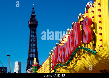 Divertissements sur le Golden Mile, Blackpool, avec Blackpool Tower derrière. Panneau jaune vif et rouge au-dessus de Las Vegas - style arcade d'amusement. Banque D'Images