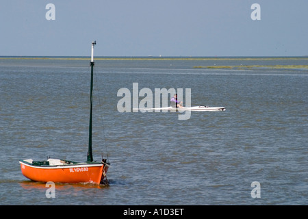 L'homme sur une pirogue dans l'estuaire de marée de la rivière Somme St Valery sur Somme Somme Picardie Banque D'Images