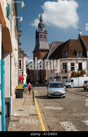 Vue le long du bord de Town Square à l'égard de l'Eglise Notre Dame, Place d armes Hesdin Pas de Calais Banque D'Images