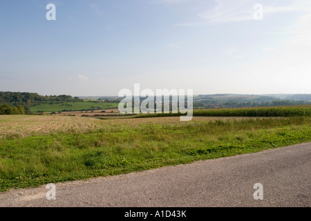 Large vue panoramique vers Auxi le Chateau de point de vue panoramique sur les collines au-dessus de ville Pas de alais Banque D'Images