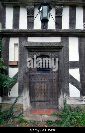 Pierre porte avant l'étape de la période élisabéthaine Tudor noir blanc à pans de bois demi-England UK United Kingdom Banque D'Images