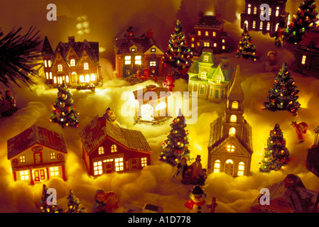 Un village de Noël miniature dans la nuit Banque D'Images