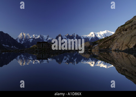 Le massif du Mont blanc se reflète dans le Lac blanc. Vallée de Chamonix. Alpes françaises, France Banque D'Images