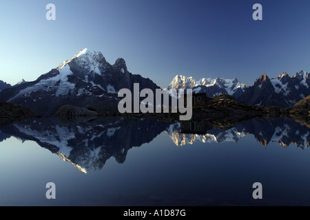 Le massif du Mont blanc se reflète dans le lac blanc. Vallée de Chamonix. Alpes françaises, France Banque D'Images