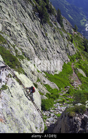 Female hiker descendre une échelle dans les Alpes Françaises Banque D'Images