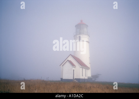 Le phare de Cape Blanco dans le brouillard près de Port Orford Oregon Banque D'Images