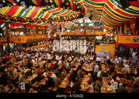 Foule dans la tente à bière Oktoberfest à Munich Allemagne Banque D'Images